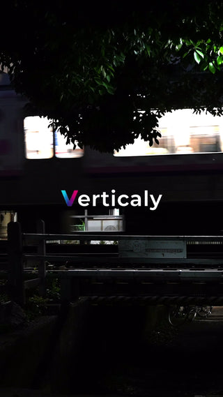 夜の街を走る電車