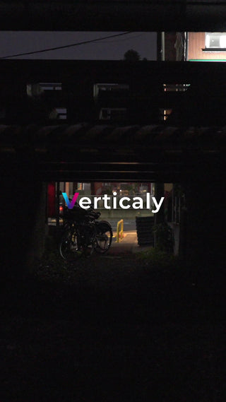 夜の路地裏、自転車の影