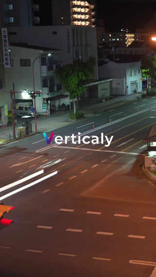 夜の街並み、車の光跡