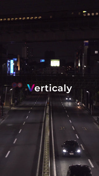 夜の街並み、車が行き交う