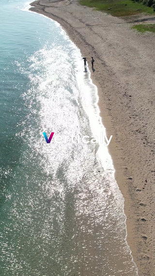 水面の輝き、夏の浜辺