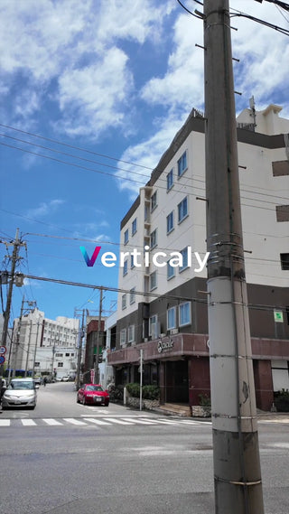 都会の街並み、青空の下