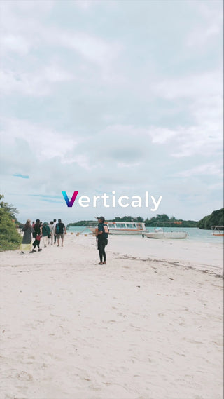 砂浜を歩く人々