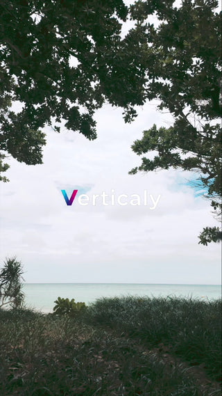 海辺の風景、木漏れ日の中