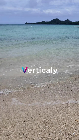 穏やかな浜辺、水面の輝き