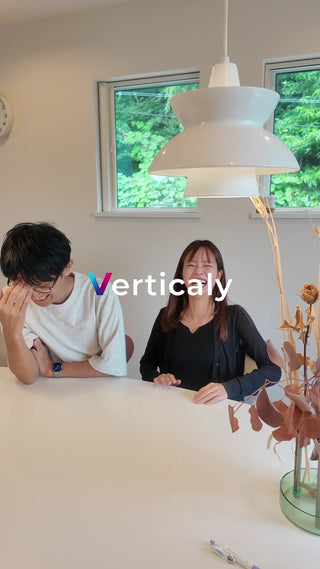 笑顔で話す二人、楽しい時間