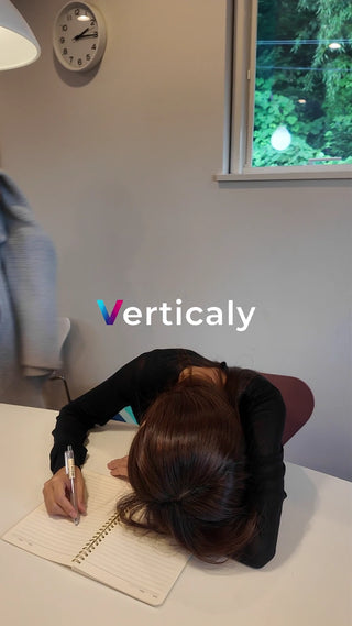 集中する女性、ノートとペン