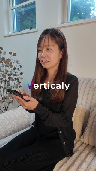 スマホを操作する女性