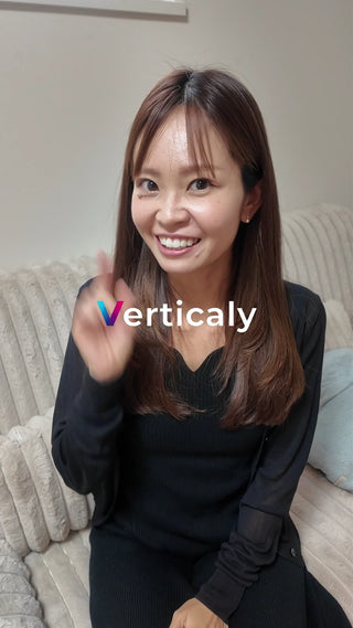 笑顔で話す女性、日常の風景