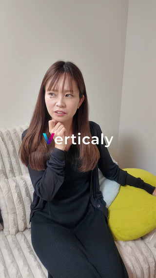 物思いにふける女性