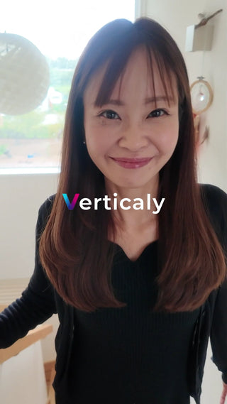 笑顔で話す女性、カジュアルな装い