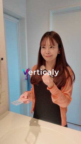 身だしなみを整える女性