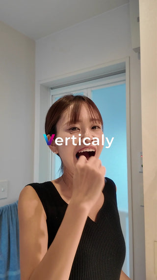 歯磨き中の女性、笑顔が眩しい