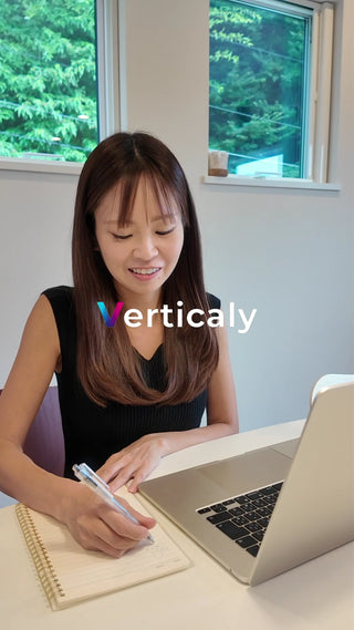 PC作業、集中する女性