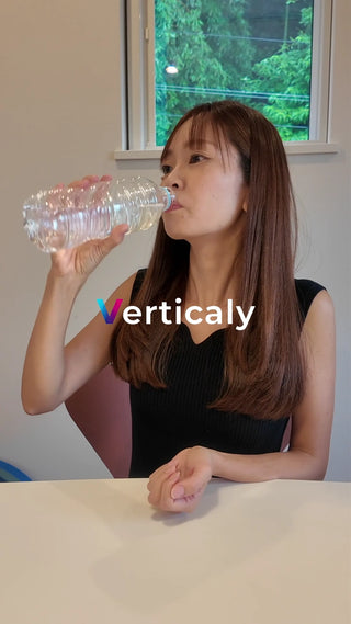 水を飲む女性、夏の午後