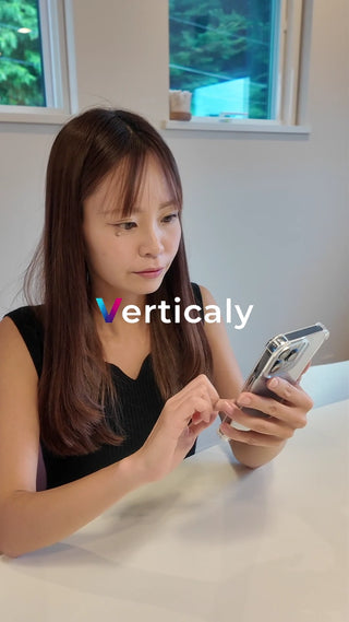 スマホを操作する女性