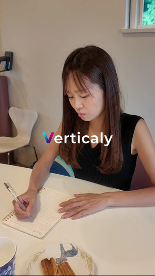 ノートに書き込む女性