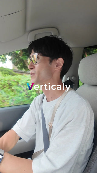 車内、ドライブを楽しむ男性