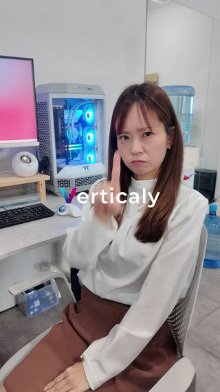 女性が示す、指差すジェスチャー