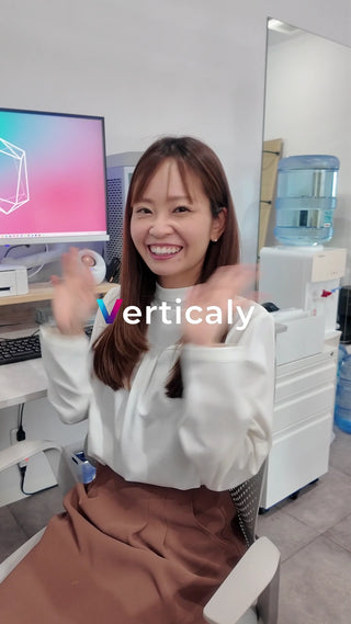 笑顔で手を振る女性