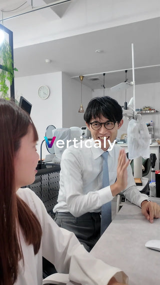 笑顔でハイタッチする二人