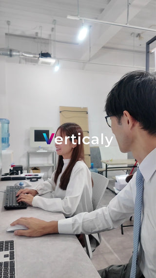 オフィスで打ち合わせ