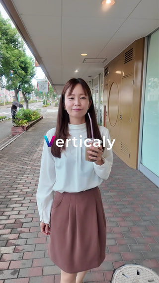 カフェで過ごす女性、穏やかな時間