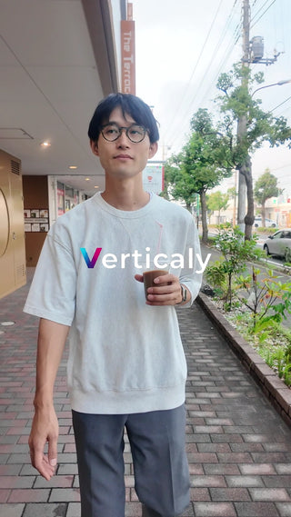 街を歩く、20代男性