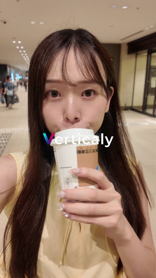 カフェでコーヒーを飲む女性