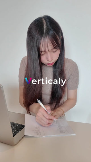 書類にペンを走らせる女性