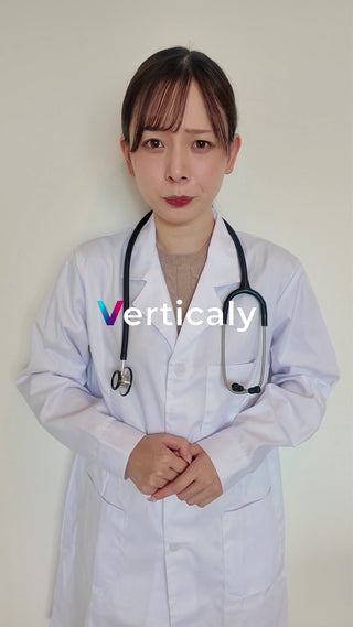 医師の白衣姿、真剣な眼差し