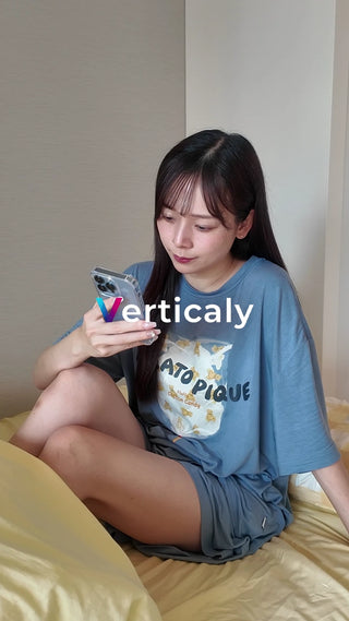 スマホを触る女性、くつろぎ時間