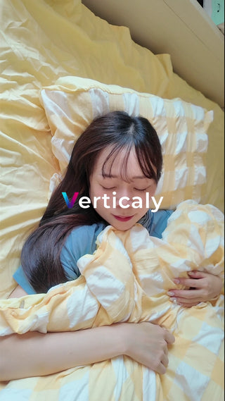 ベッドで眠る女性、穏やかな時間