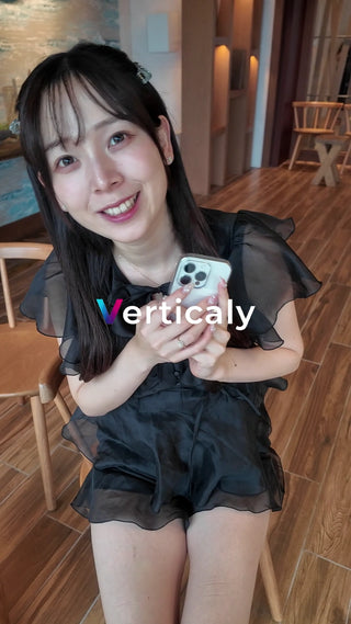 スマホを持つ女性、笑顔が素敵