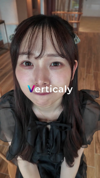 黒い衣装の女性、見上げる