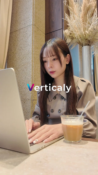 PC作業中の女性、カフェで