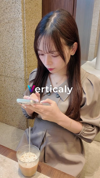 カフェでスマホ、穏やかな時間