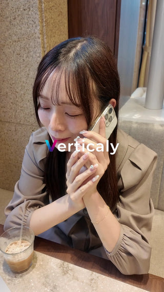 カフェで電話する女性