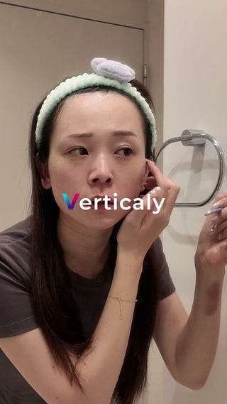 身だしなみを整える女性