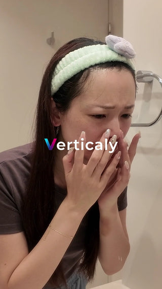 顔を覆う女性、困惑の表情