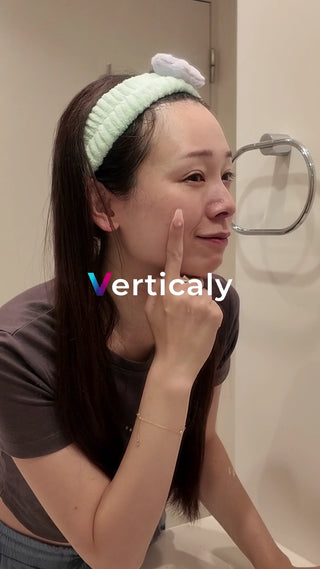 頬に手を当てる女性