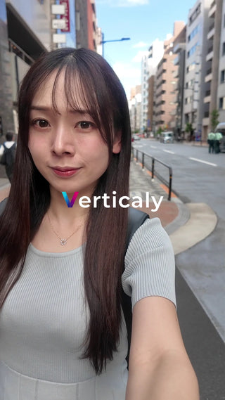 街を歩く女性、晴れた日の午後