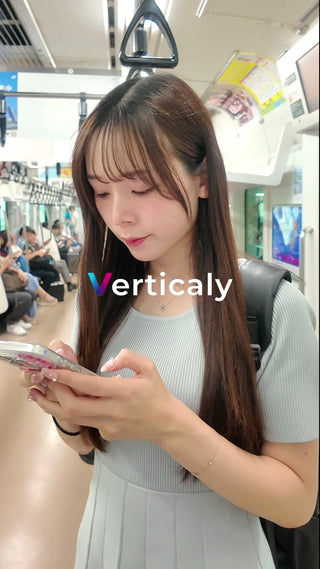 スマホを操作する女性、電車内