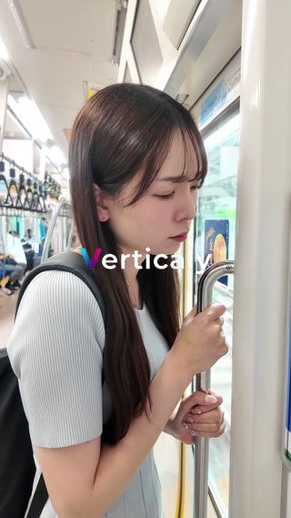 電車内でスマホ操作する女性