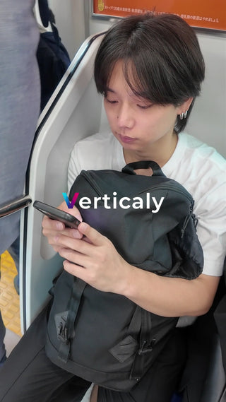 スマホを操作する男性