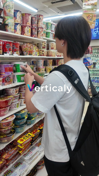 カップ麺を選ぶ男性