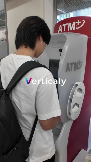 ATMでお金をおろす男性