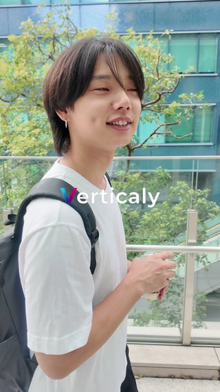 笑顔で歩く20代男性