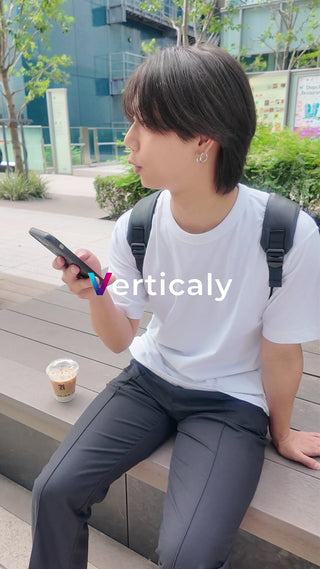 スマホを操作する男性、カフェ