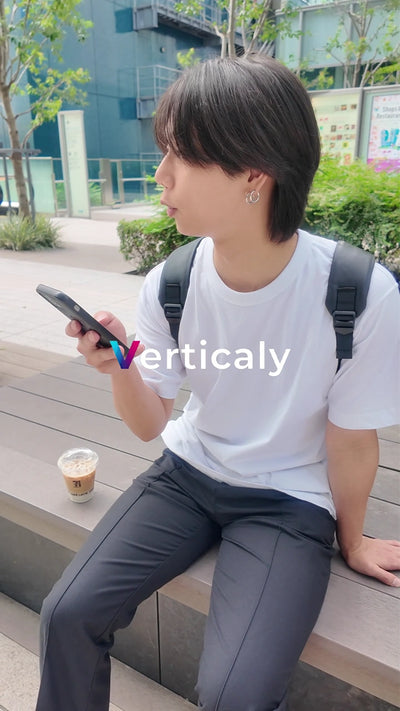 スマホを操作する男性、カフェ